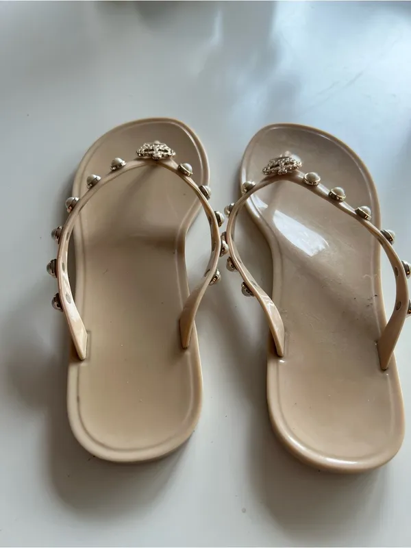 Juicy Couture Rhea Flip Flops Rubber Beige Pearl Straps Rhinestone Crown 39‎ - Image 4