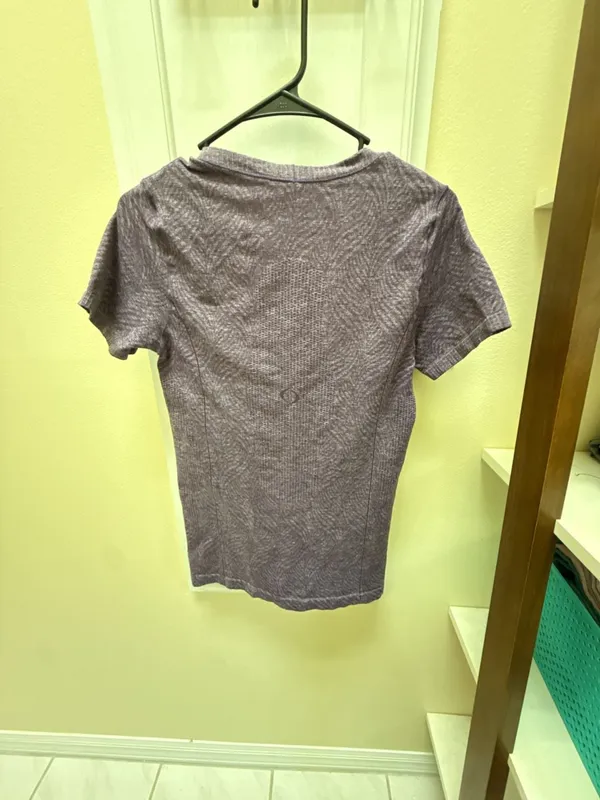 Moving Comfort Purple Patterned Seamless Short Sleeve Workout Shirt Medium - Image 5