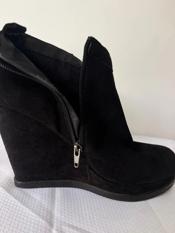 DV by Dolce Vita Black Suede Wedge Ankle Boots - Image 4