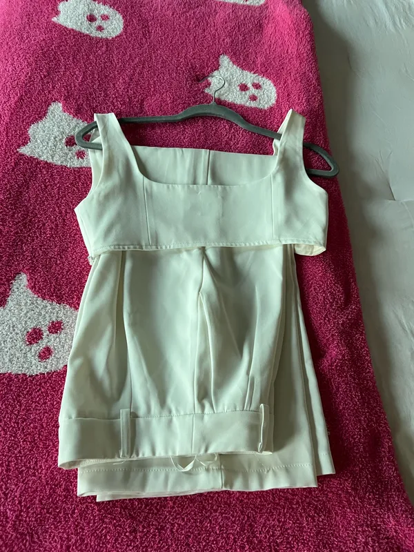 Elevate your wardrobe with this vibrant green sleeveless two piece set. Perfect for any occasion, it offers both style and comfort. - Image 4