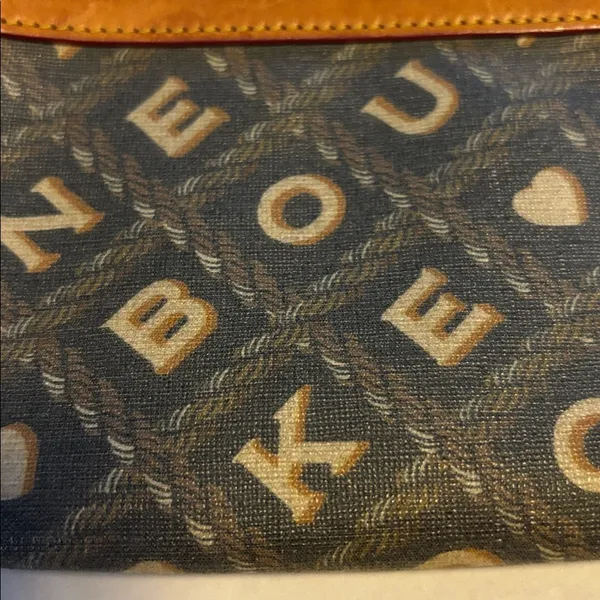 Dooney& Bourke Signature Coated Wristlet Clutch Tan And Light Black Cream Color - Image 4