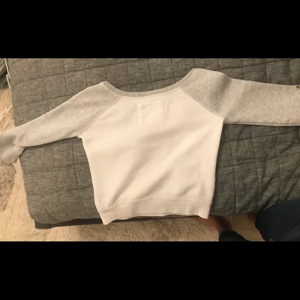 Super cute off the shoulder sweatshirt Size undefined - Image 3