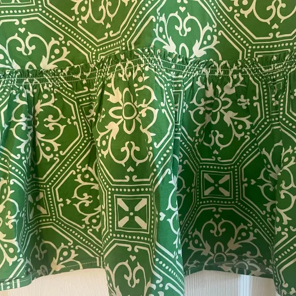 Ann Taylor sleeveless top featuring a green and white geometric print size med - Image 3
