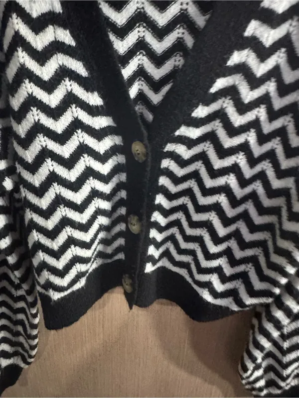 Women’s Blu Pepper Black & White Chevron Button-Front Cardigan Size Small - Image 2