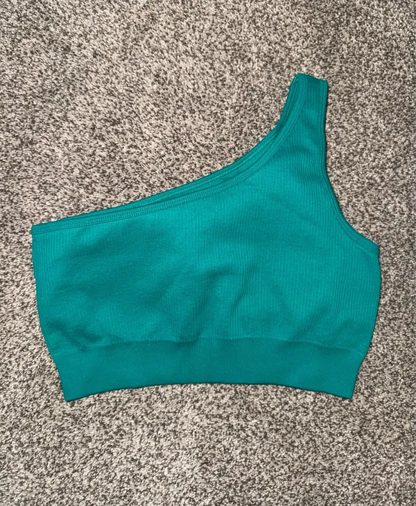 OQQ Women's Ribbed Seamless One-Shoulder Sports Bra Crop Tank Top - Image 2