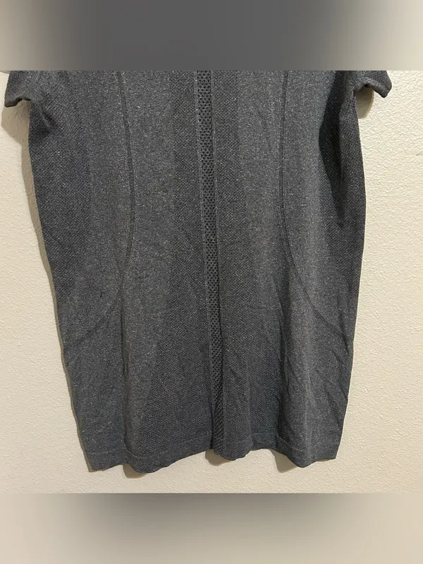 Lululemon Swiftly Tech Gray Crewneck Short Sleeve Athletic Shirt Women’s Size 12 - Image 8