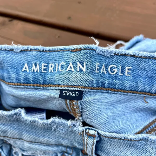 American Eagle Jean Shorts Relaxed Light Wash Distressed Strigid Denim Size 4 - Image 3