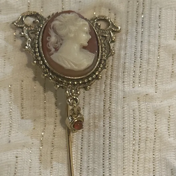 Vintage cameo stick pin brooch Ornate Victorian Style In Gold Creamy White - Image 6