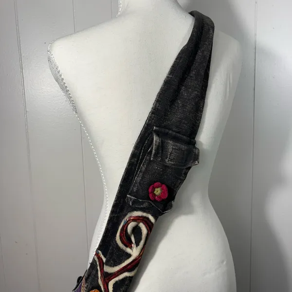 Rising International Vintage Art Deco Embroidered Floral Pattern Crossbody Tote - Image 4