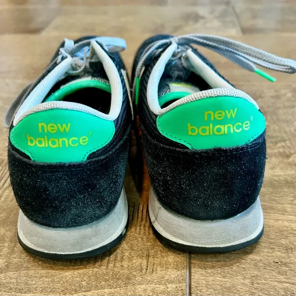 New Balance Women’s 620 Sneakers Black White Size 10 EUC - Image 3
