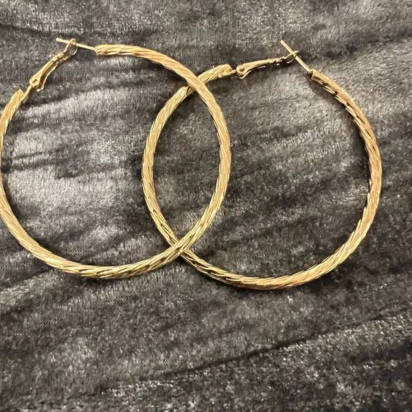 Elegant Gold Hoop Earrings - Image 2