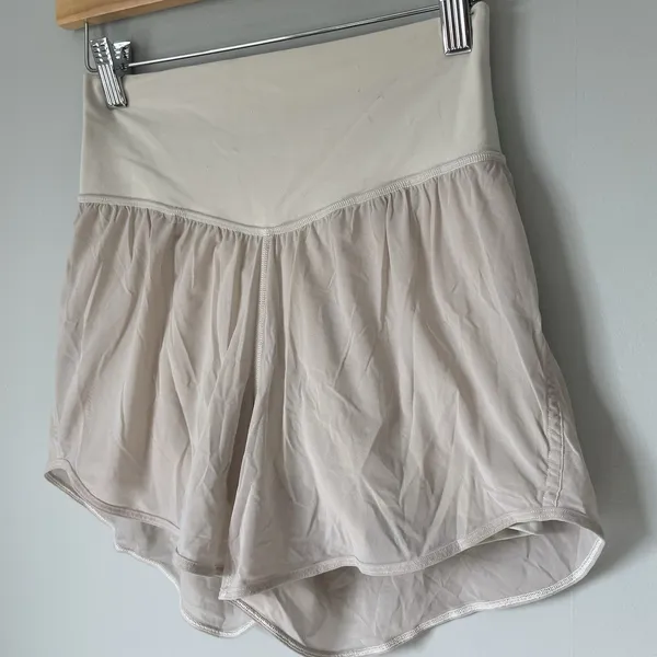 Lululemon Nulu Mesh High Rise Athletic shorts Beige Tan Lightweight Size 4 - Image 3