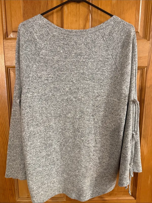 Maurices gray long open sleeve with bows tops size xlarge. - Image 6