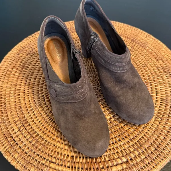 Clarks‎ Brown Suede Women's Heeled Shoes - Image 3