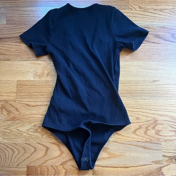 Abercrombie & fitch black ribbed short sleeve bodysuit size large - Image 3