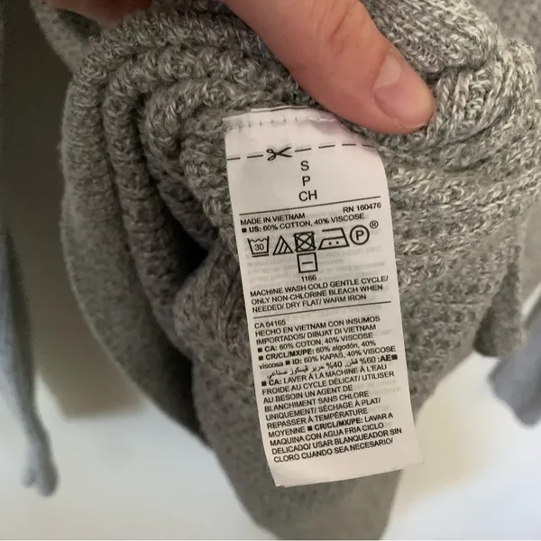 Old Navy Light Grey Knit Sweater Size Small Hole - Image 9