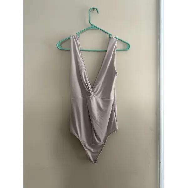 Abercrombie & Fitch Beige Deep V-Neck Twist Front Bodysuit Size Small - Image 2