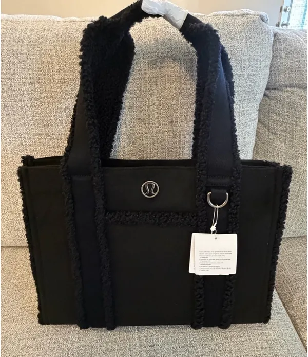 Lululemon Boxy Tote Bag 10L Faux Shearling Trims black sold out online NWT - Image 4