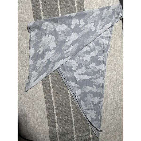 Lululemon Grey Camo Triangle Scarf‎ Wrap One Size Athletic Yoga Accessory - Image 3