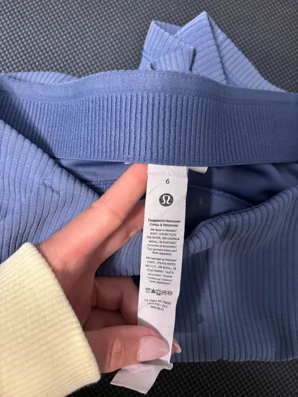 Lululemon Softstreme Shorts 4" - Image 4