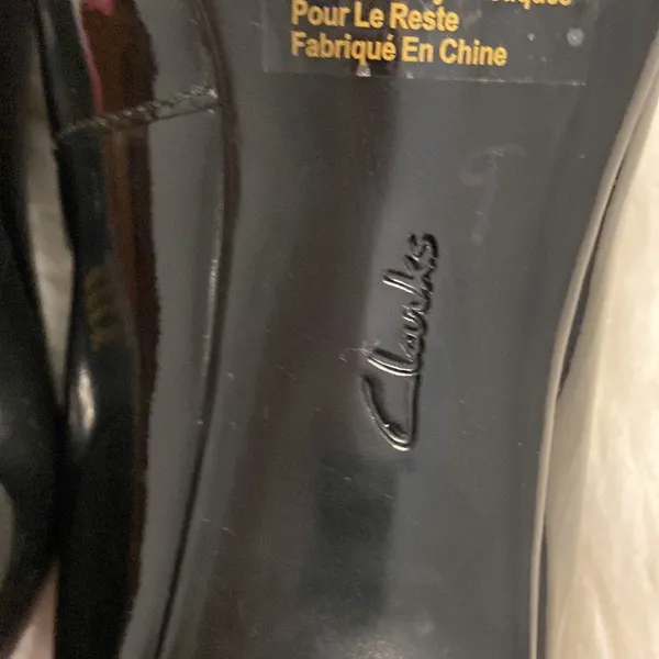 Clarks Artisan Shoes size 8.5 patend leather with bow color black - Image 4