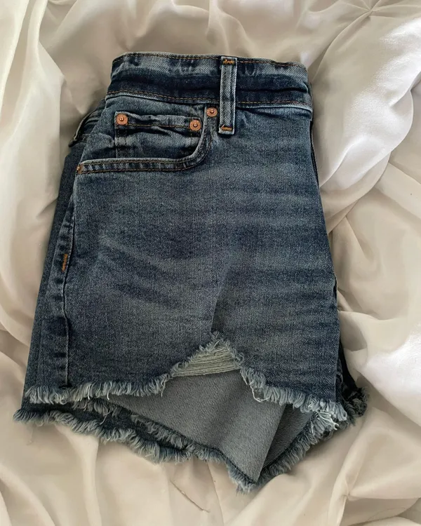 Levi's High-Waisted Denim Shorts - Image 3