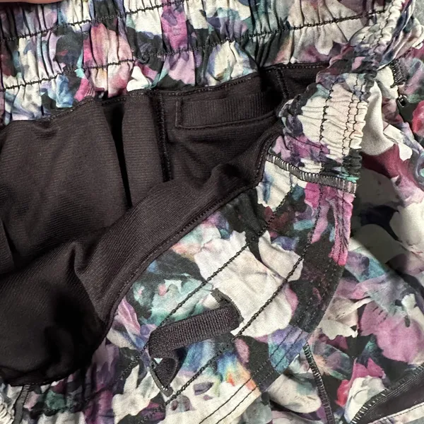 Lululemon Shorts Womens 4 Purple Black Floral Hotty‎ Hot Short 2.5 Lined Mesh - Image 6