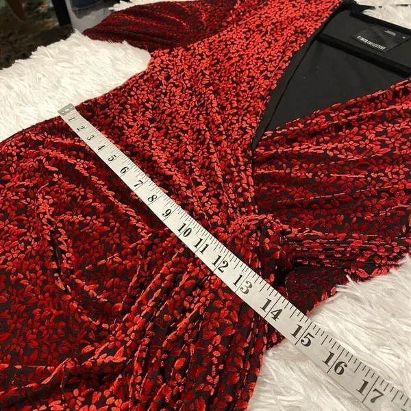C/MEO Breakthrough Velvet Long Sleeve Tie Front Dress in Black and Red Medium - Image 5