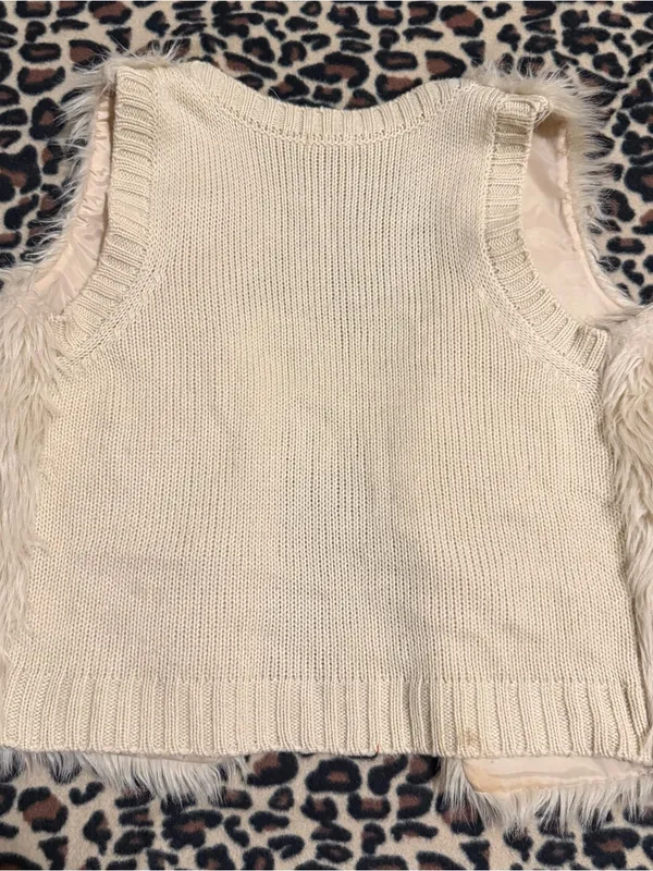 2000s vintage style cream faux fur vest - Image 3