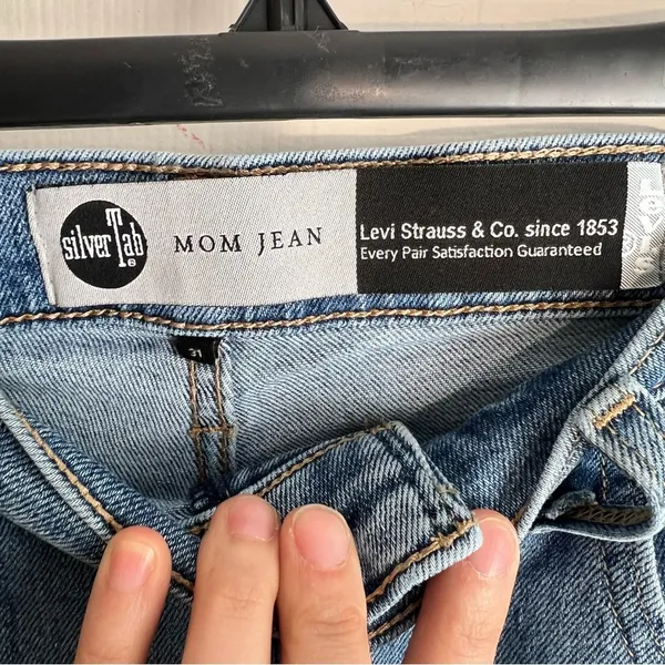Levi’s silver tab women’s mom jeans wide legs like size 30 - Image 3