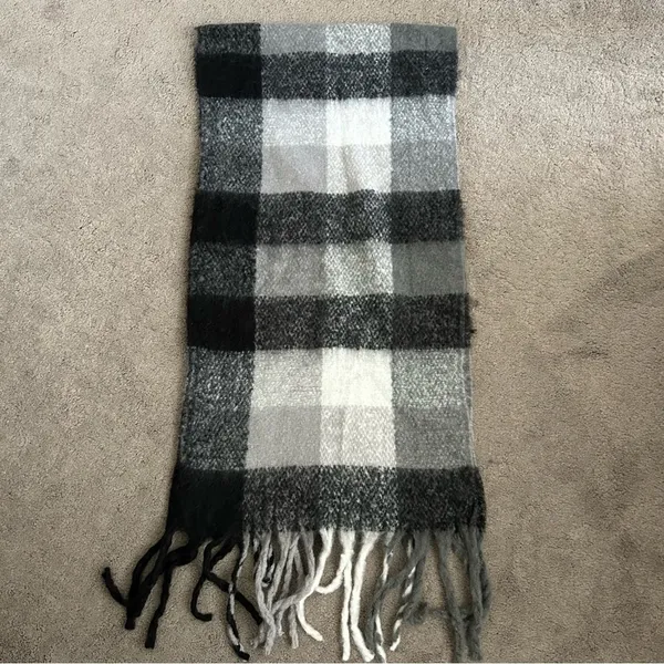 Chunky Soft Knit Black Grey Plaid Fringe Scarf - Image 3