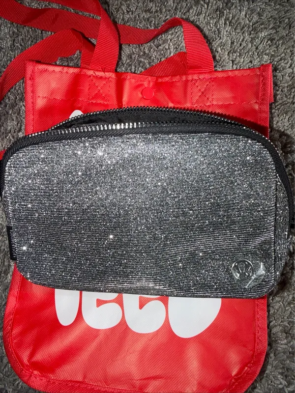 Lululemon Everywhere Belt Bag 1L metallic black - Image 5