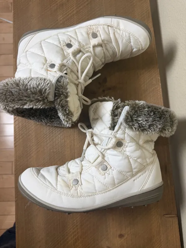 Columbia Women's Heavenly Shorty Omni-Heat Winter Boots in a white/sea salt - Image 3