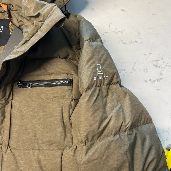 Orolay Slant Pocket Zip Up Puffer Down Coat Army‎ Green Hooded Winter Parka NWT - Image 3