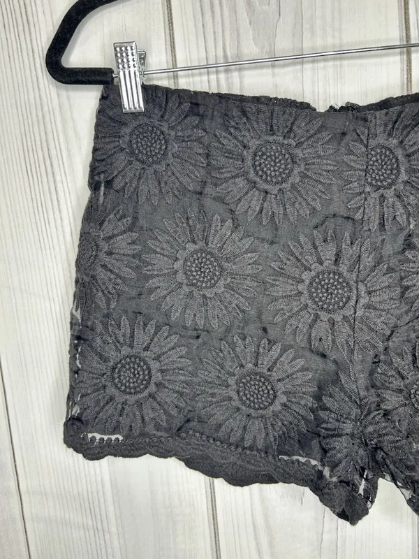 Umgee Floral Lace High Rise Scalloped Hem Shorts Black Sz M (32 x 3) - Image 2