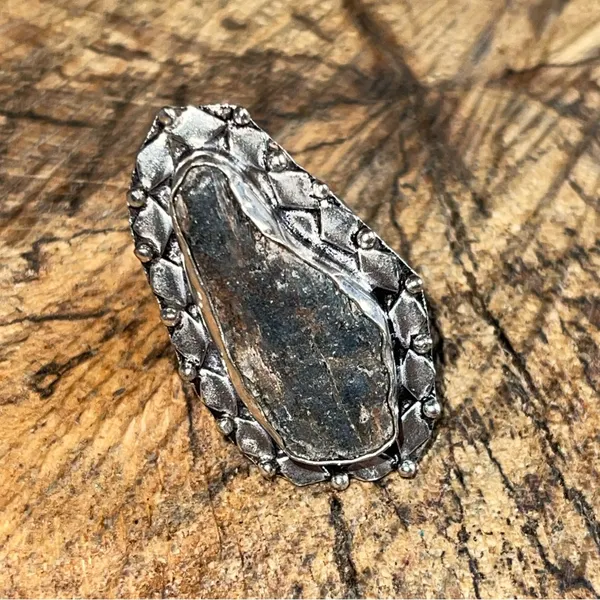 Rough Kyanite Ring Size 7 Black - Image 3