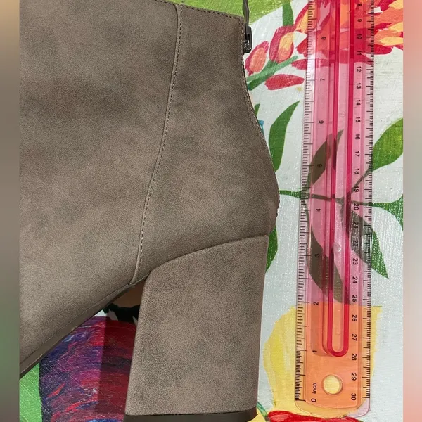 Glaze Taupe 3 1/4” heel‎ boots Size 10 Worn Once - Image 5
