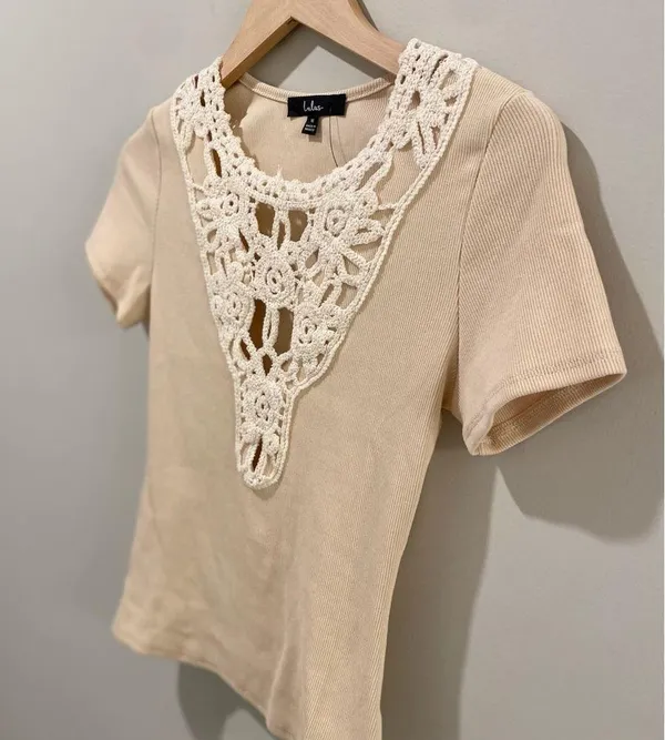 Lulu's -Cutie Beige Ribbed Crochet Lace Short Sleeve Top - Size Medium - Image 5