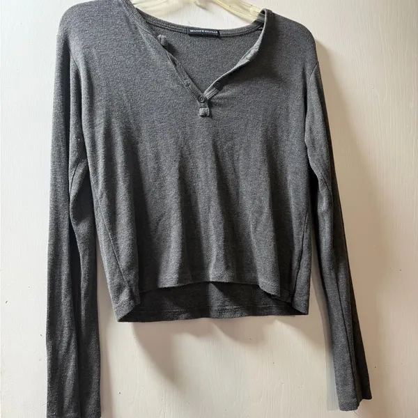 Brandy Melville Charcoal Long Sleeve Top - Image 3