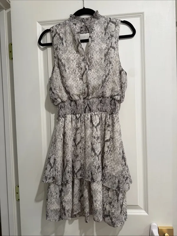 NWT She & Sky Sleeveless Snake-Print Tiered Dress in Gray and White - Image 3
