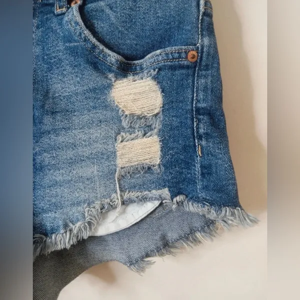 H&M Divided‎ Distressed Denim Shorts Women’s Size 2 - Image 7