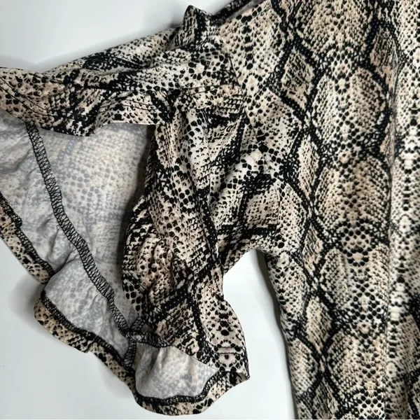 Daytrip NEW!! Snakeskin Print Strappy Open Shoulder Flutter Sleeve Top Size L - Image 4