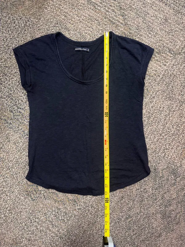 Abercrombie & Fitch Women's Navy Round Neck Casual Short Sleeve Tee Top Size Small. EUC. Smoke free home. - Image 2