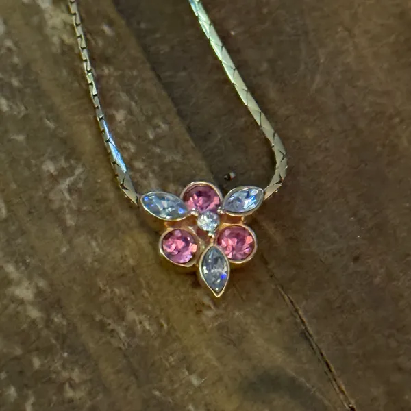 Vintage Avon dainty gold tone pink flower gemstone necklace - Image 3