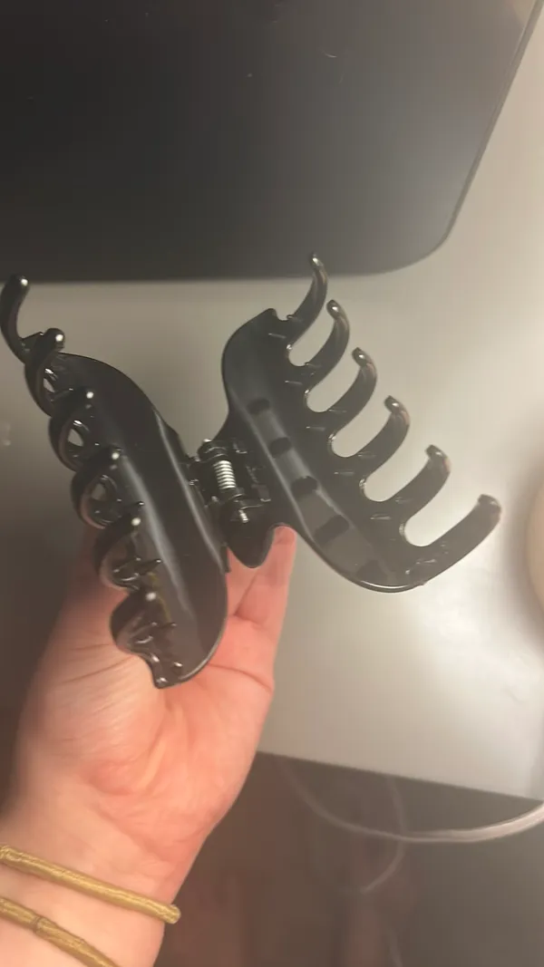 Black claw clip with pearls - Image 3