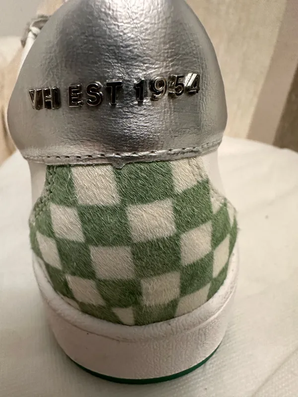 Suggested Title: Vintage Havana White Metallic Gold Star Green Laced Sneakers - Size [6) - Image 7