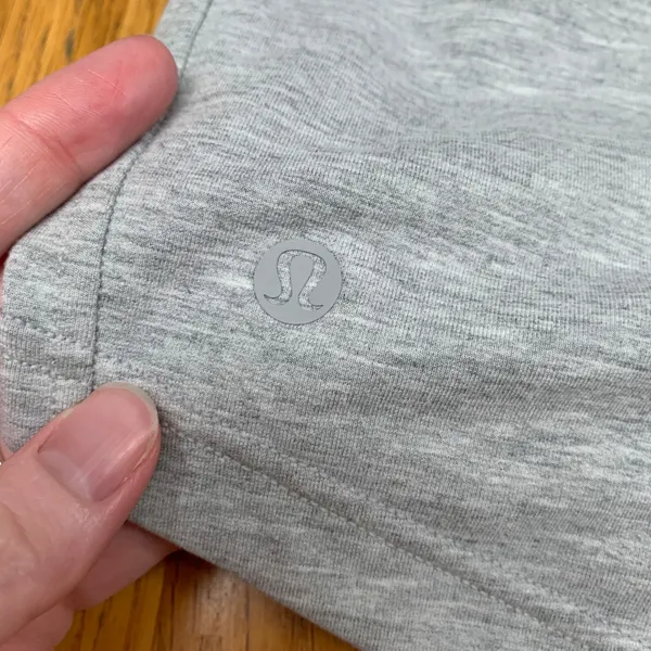 Lululemon Heathered Grey On The Fly Short 2.5 Drawstring Athletic Pockets Size 6 - Image 5