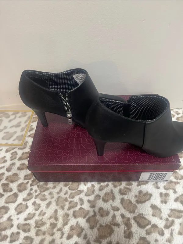 Black Slip-On Pointed Ankle Booties - Women's Fashion - Image 3