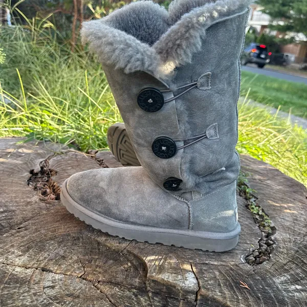 Ugg Australia Bailey Button Triplet II Gray Shearling Boots 1873 women size 8 Casual - Image 2