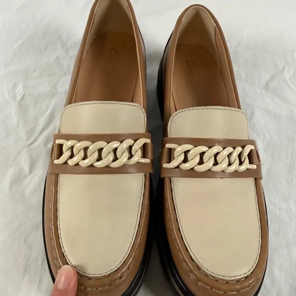Clarks Orianna Edge Tan Cream Leather Chain Lug Sole Loafers Academia Fall 9.5M - Image 5